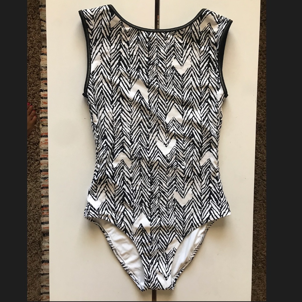 Black & White ZigZag w/ light Gold trim Swimsuit!